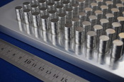 小径エンドミル加工　小型円柱連続加工　材質A5052(a5052)　半導体製造装置関連のアルミ精密部品