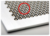 アルミプレート微細加工 薄板加工品　平面度精度は独自の方法で貢献しています。