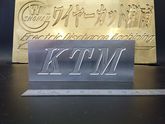 ﾏｼﾆﾝｸﾞｾﾝﾀ加工　KTM　ﾈｰﾑ彫り込み　ﾌﾟﾚｰﾄ　ｱﾙﾐ　真鍮　鉄　SUS