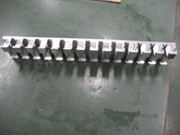 半導体関連　精密部品 マシニング切削加工　材質：アルミ 平行/平面度±0.02 多数個取りにより加工時間短縮：コストダウン