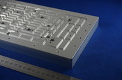【 平面度0.01　複雑形状溝加工　材質A5052（a5052）　液晶製造装置関連のアルミ精密部品 】