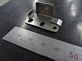 精密板金によりSUS1mm板材からジョイントホルダー部品を製作　量産品対応
