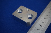 【ザグリ穴　ピッチ一般公差　材質A5052（a5052）　半導体製造装置のアルミ精密部品】